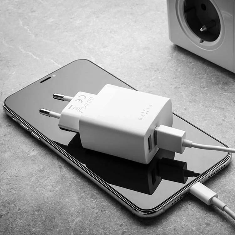 USB-laturi usealla portilla