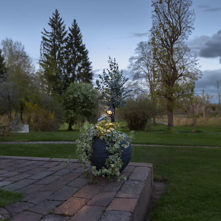 Kääntyvä aurinkoenergialla toimiva spottivalo